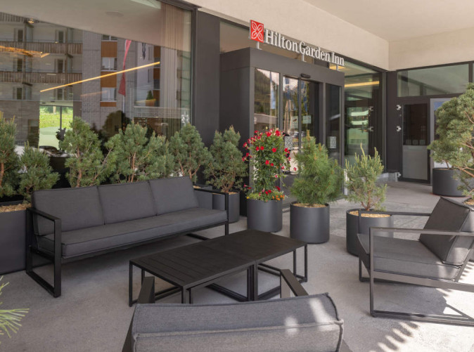 0018_Hilton Davos_Schoene Aussichten Touristik_HGI Davos_Exterior_Front Terrace